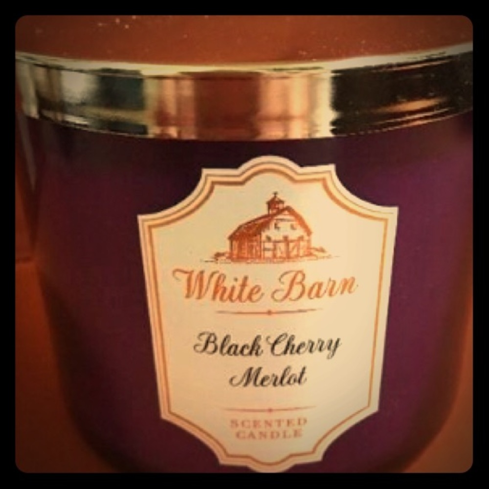 White Barn
BLACK CHERRY MERLOT
3-Wick Candle